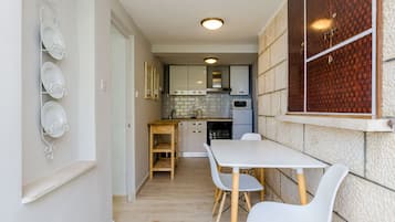 Apartment (Two Bedroom Apartment with Sea View -) | Esszimmer