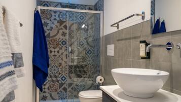 Junior Suite, Private Bathroom | Bathroom | Shower, rainfall showerhead, free toiletries, hair dryer