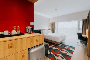 Safe på rommet, skrivebord og skrivebord for bærbar PC