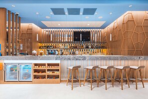 Bar (on property) - Hampton by Hilton Warsaw Reduta (Warsaw)