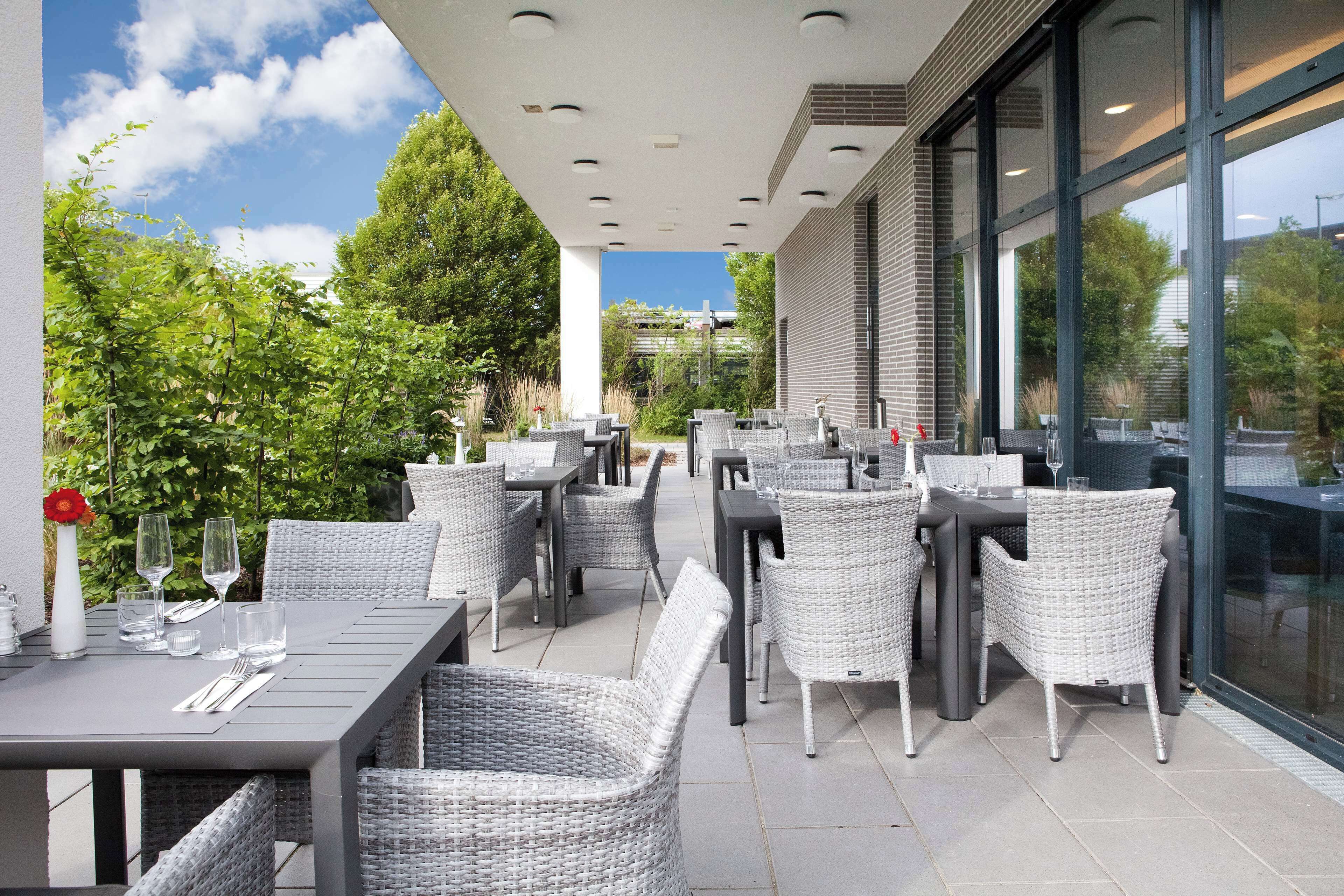 breakfast, lunch served; international cuisine, al fresco dining