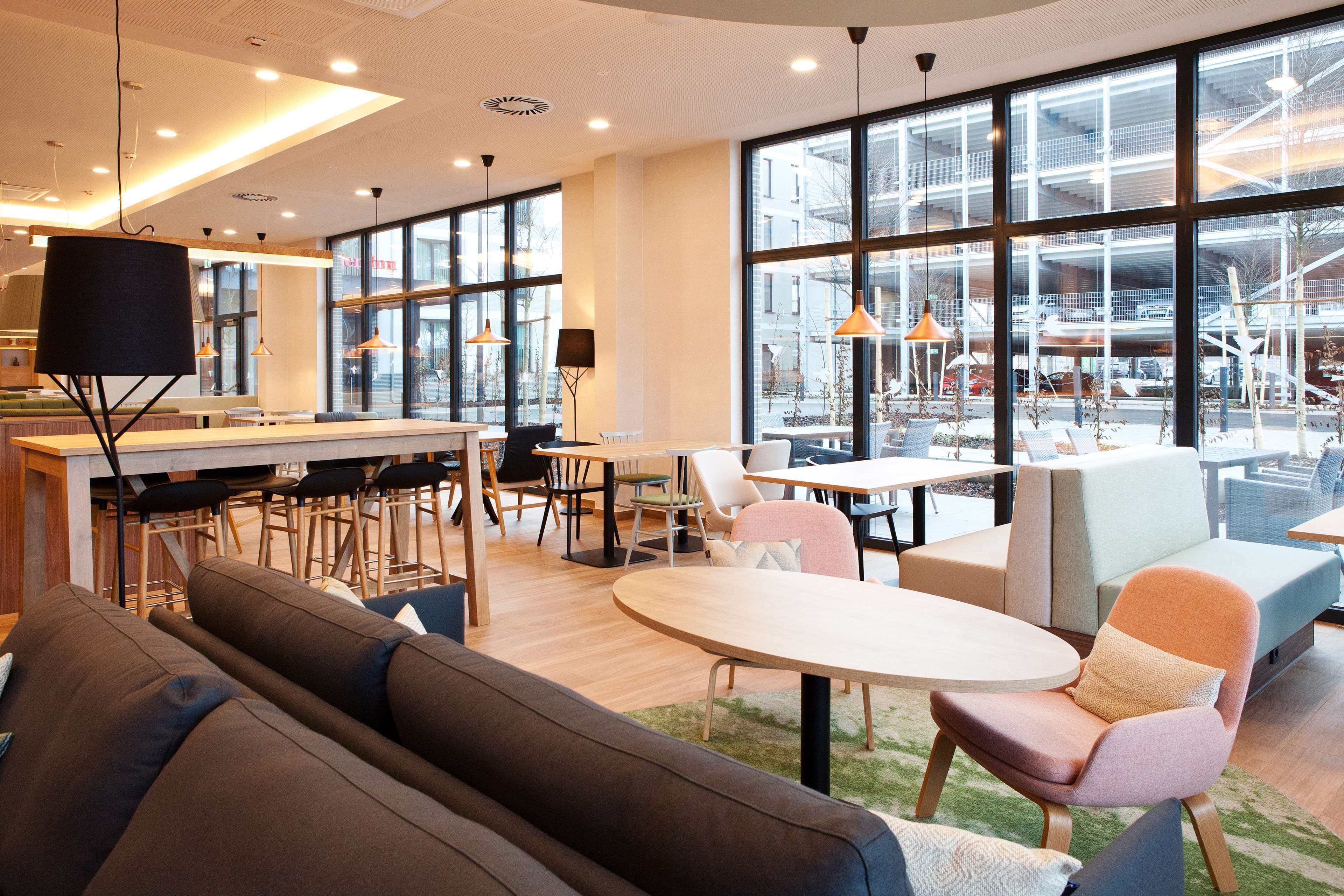 breakfast, lunch served; international cuisine, al fresco dining