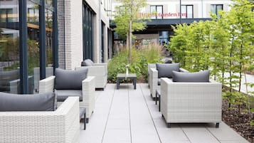 Serveert ontbijt, lunch, diner, internationale gerechten, buitendiner