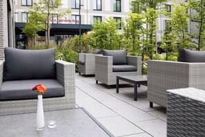 Breakfast, lunch, dinner served; international cuisine, alfresco dining  - Hilton Garden Inn Munich Messe (Feldkirchen)