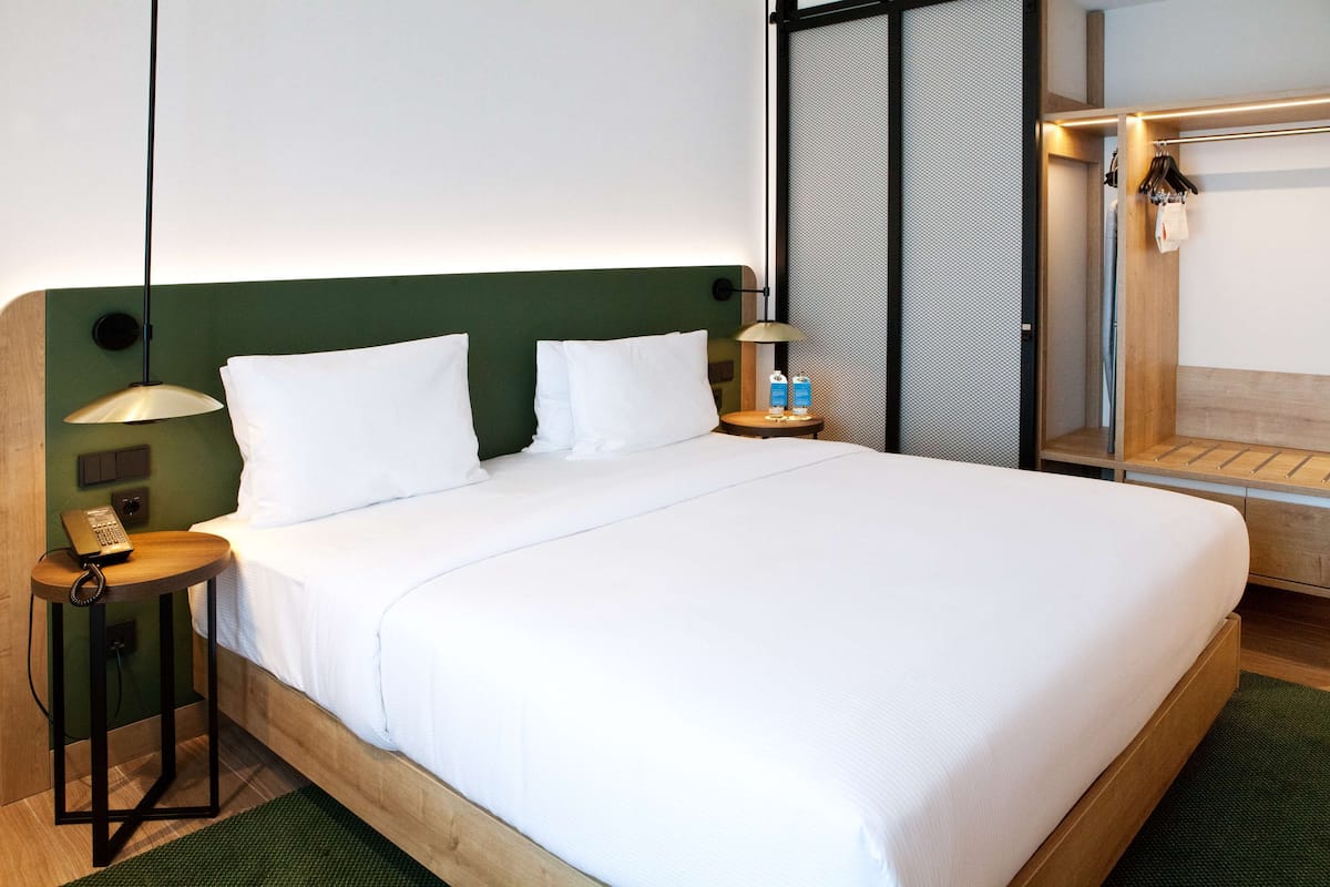 in-room safe, desk, laptop workspace, blackout curtains