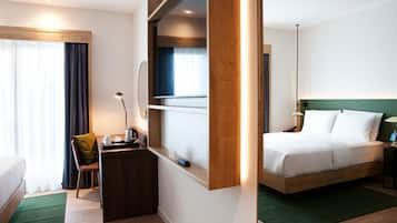 Chambre Familiale, 1 grand lit, chambres communicantes | Coffres-forts dans les chambres, bureau