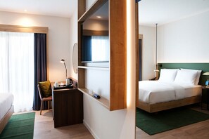 Family Room, 1 Queen Bed, Connecting Rooms | In-room safe, desk, laptop workspace, blackout curtains - Hilton Garden Inn Munich Messe (Feldkirchen)