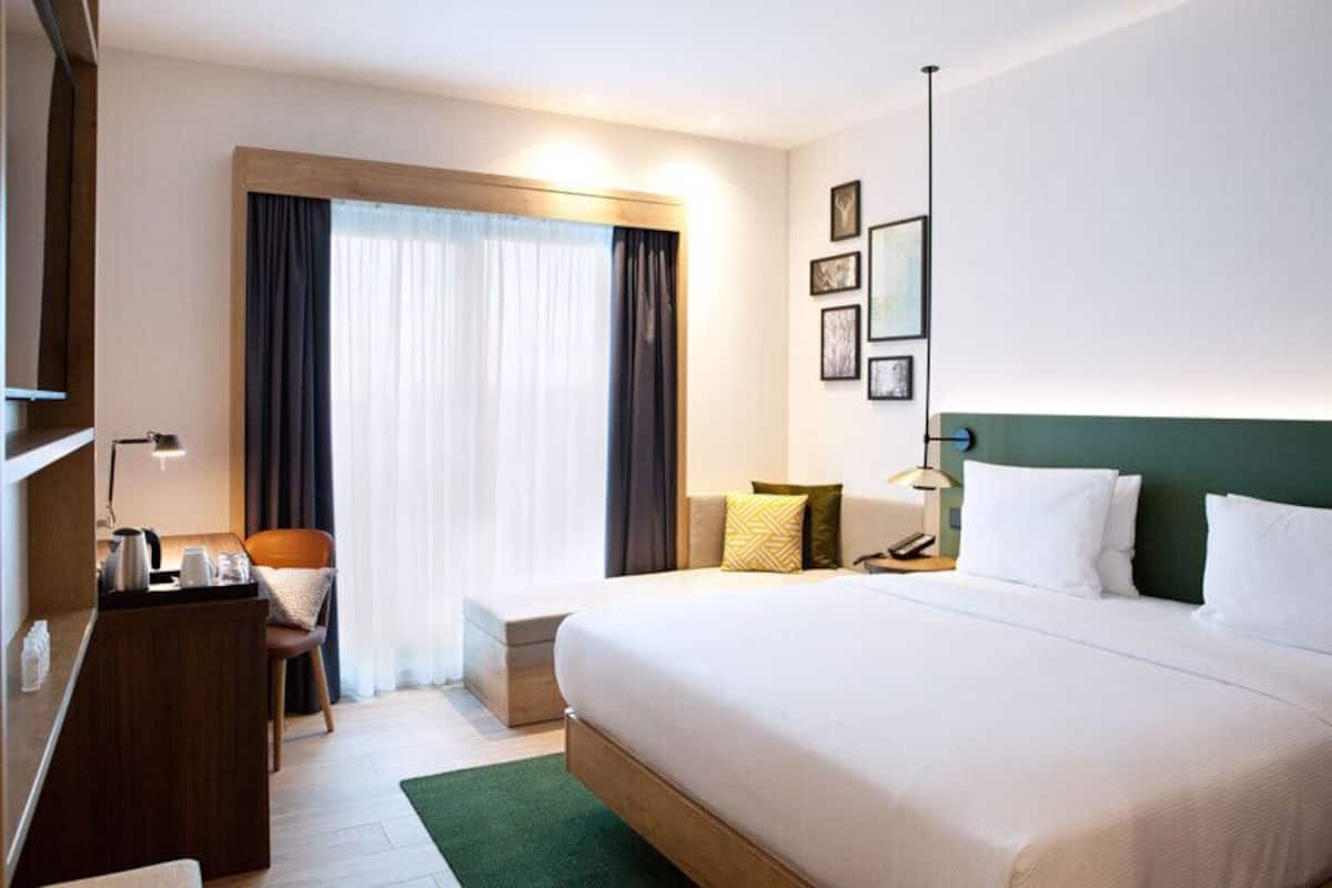 Room, 1 King Bed | In-room safe, desk, laptop workspace, blackout drapes