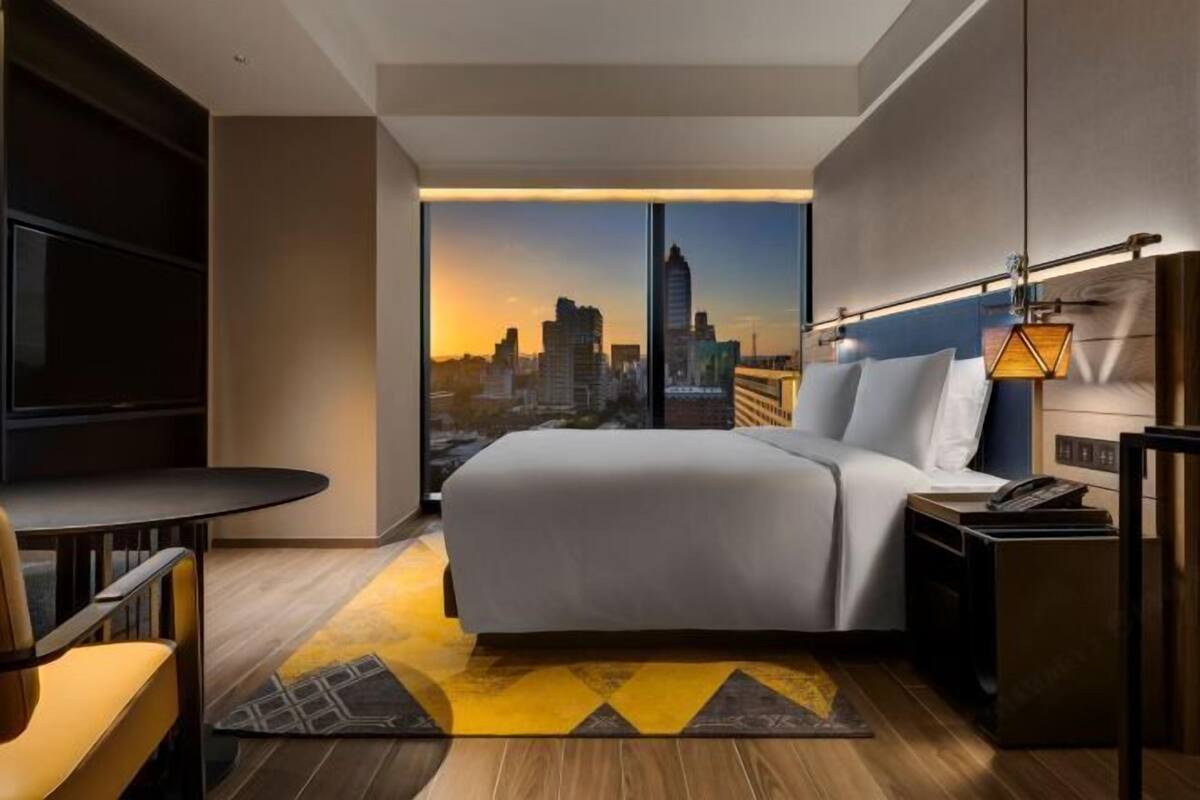 Minibar, in-room safe, laptop workspace, blackout drapes