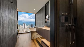 Quarto premium, 1 cama King | Banheiro | Banheira e chuveiro separados, chuveiro com efeito de chuva