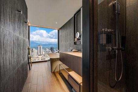 Premium Room, 1 King Bed | Bathroom. Hotel Resonance Taipei, Tapestry Collection by Hilton