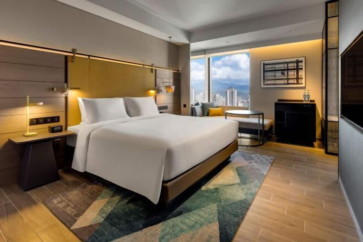 Minibar, in-room safe, laptop workspace, blackout drapes