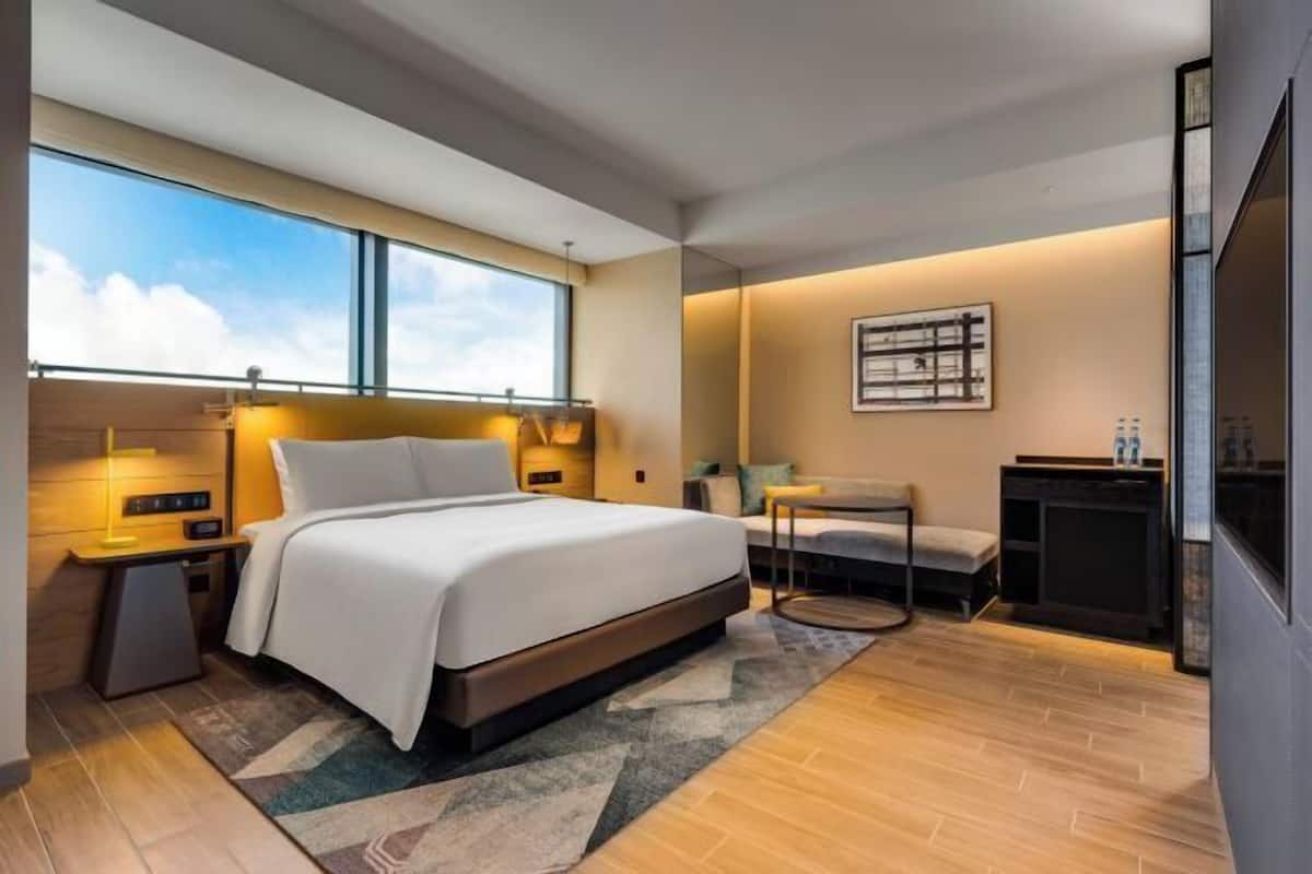 Minibar, in-room safe, laptop workspace, blackout drapes