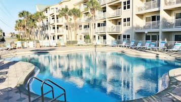 Een buitenzwembad, een verwarmd zwembad