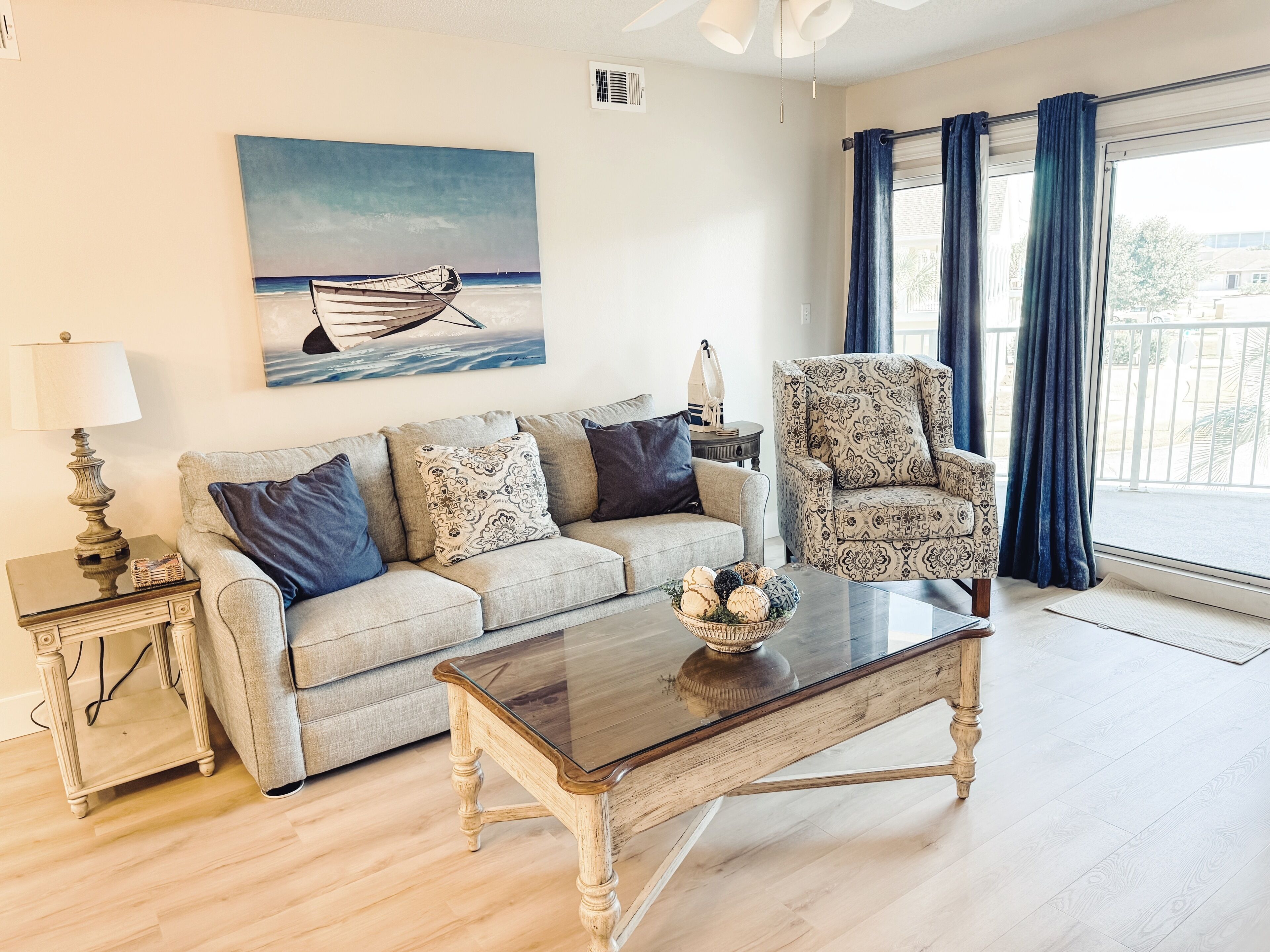 Een televisie, een dvd-speler en boeken