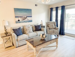 Televisión, reproductor de DVD, libros