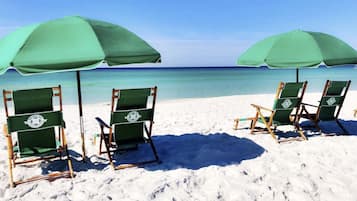 Nær stranden og solsenger