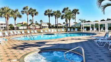 Utendørsbasseng og et oppvarmet basseng