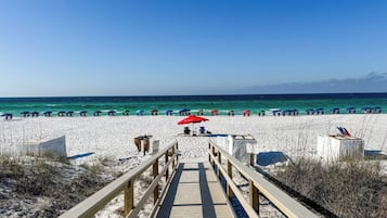 Vlak bij het strand, ligstoelen aan het strand