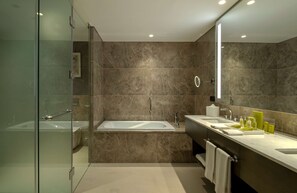 King One Bedroom Suite with Terrace | Salle de bain | Baignoire profonde, douche cascade, pantoufles, serviettes fournies