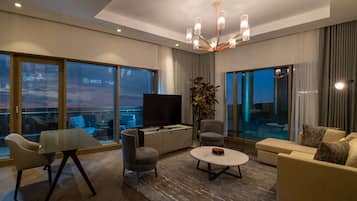 Two Bedroom Family Suite with Terrace | 1 間睡房、迷你吧、房內夾萬、書桌