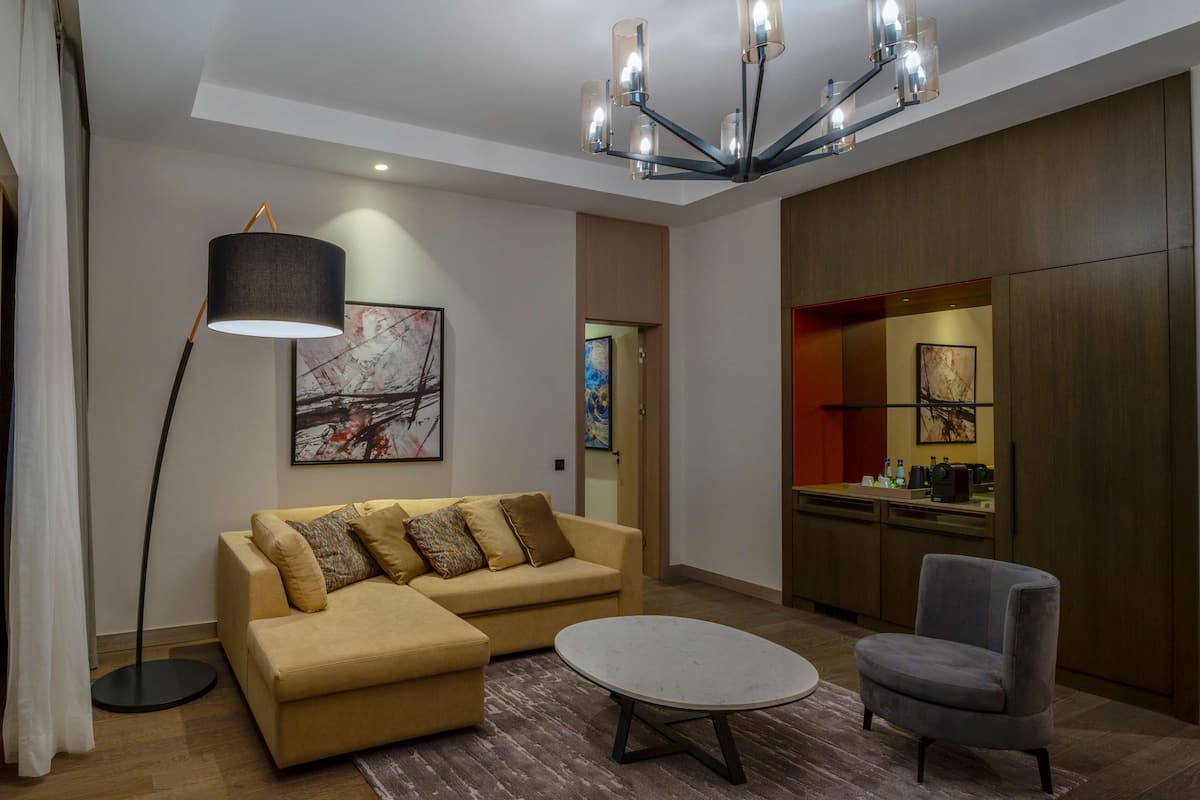 King One Bedroom Suite with Terrace | 거실 공간 | 위성 채널 시청이 가능한 55인치 LCD TV, TV