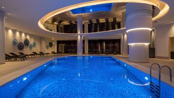 من حمّامات السباحة المغطاة