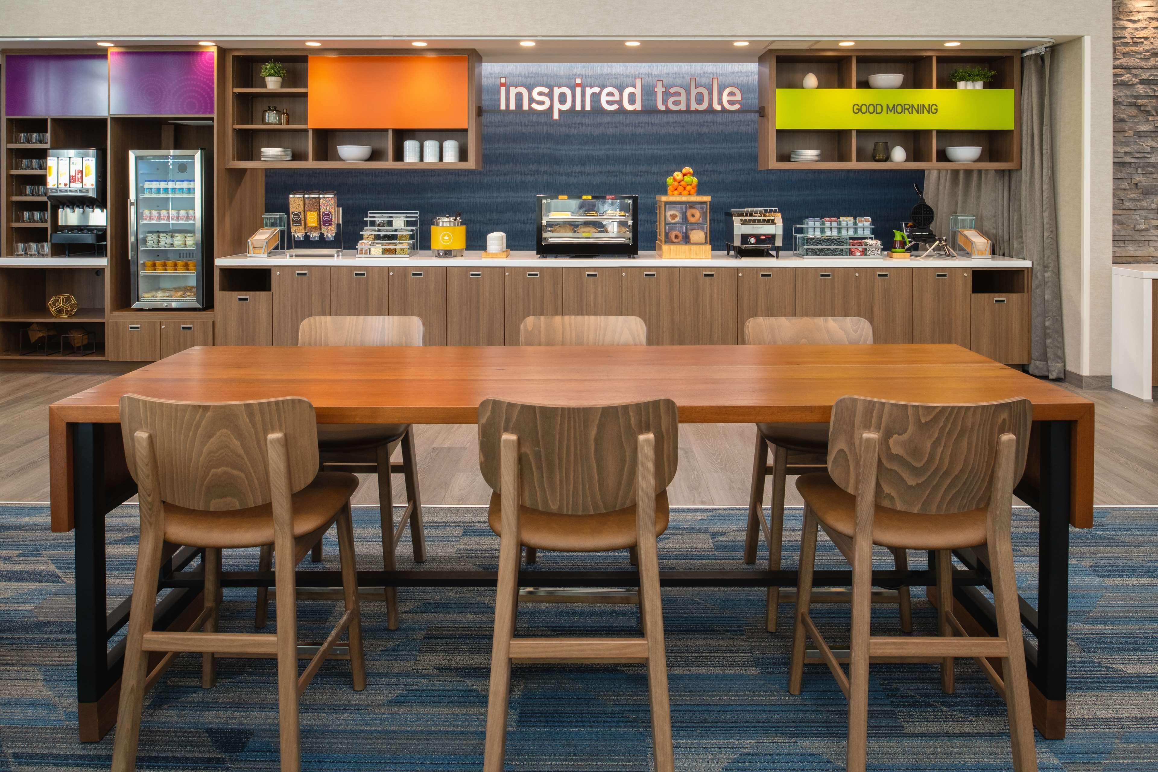 朝食 (ビュッフェ)、毎日提供 (無料)