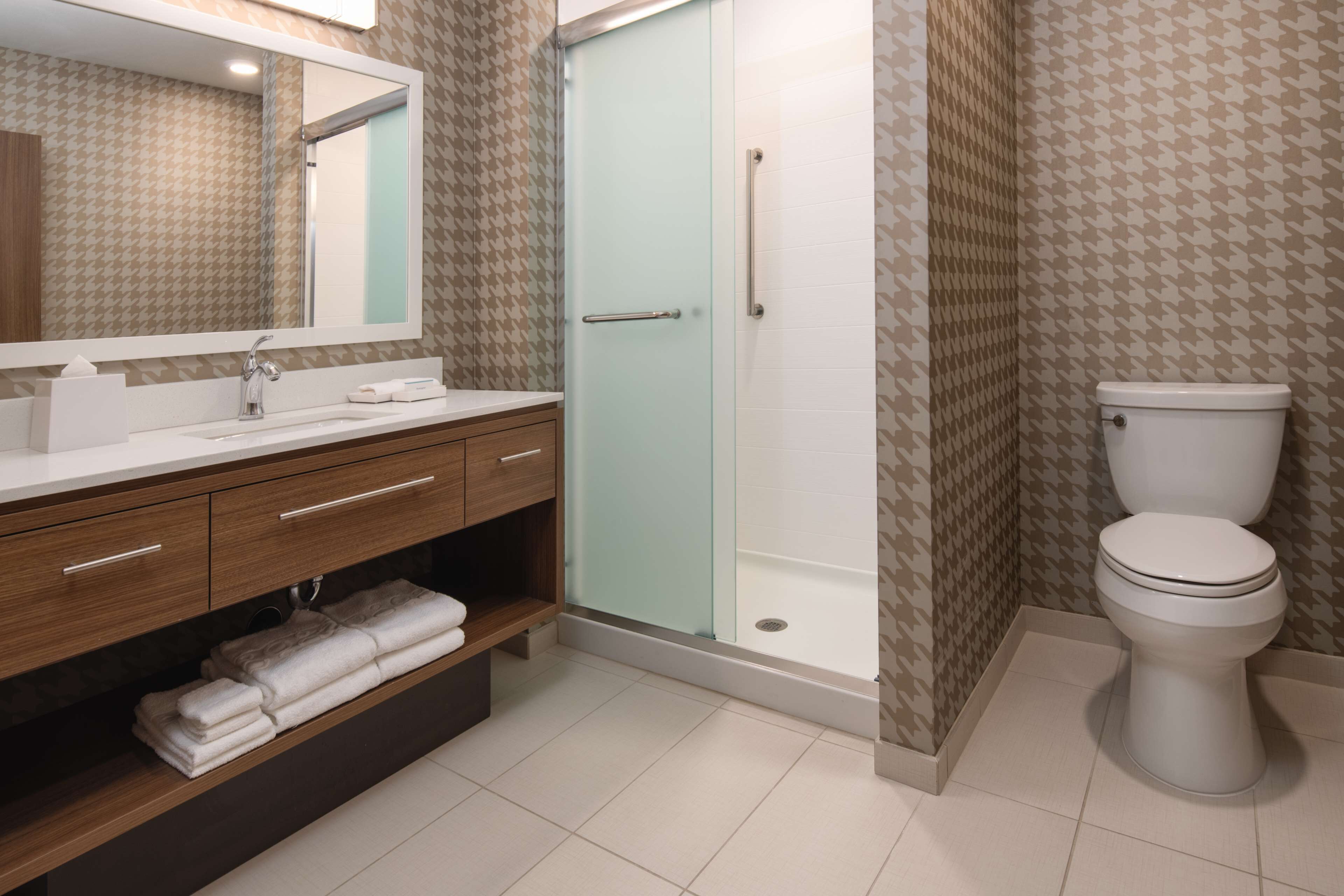 studio suite, 1 king bed, corner | bathroom shower