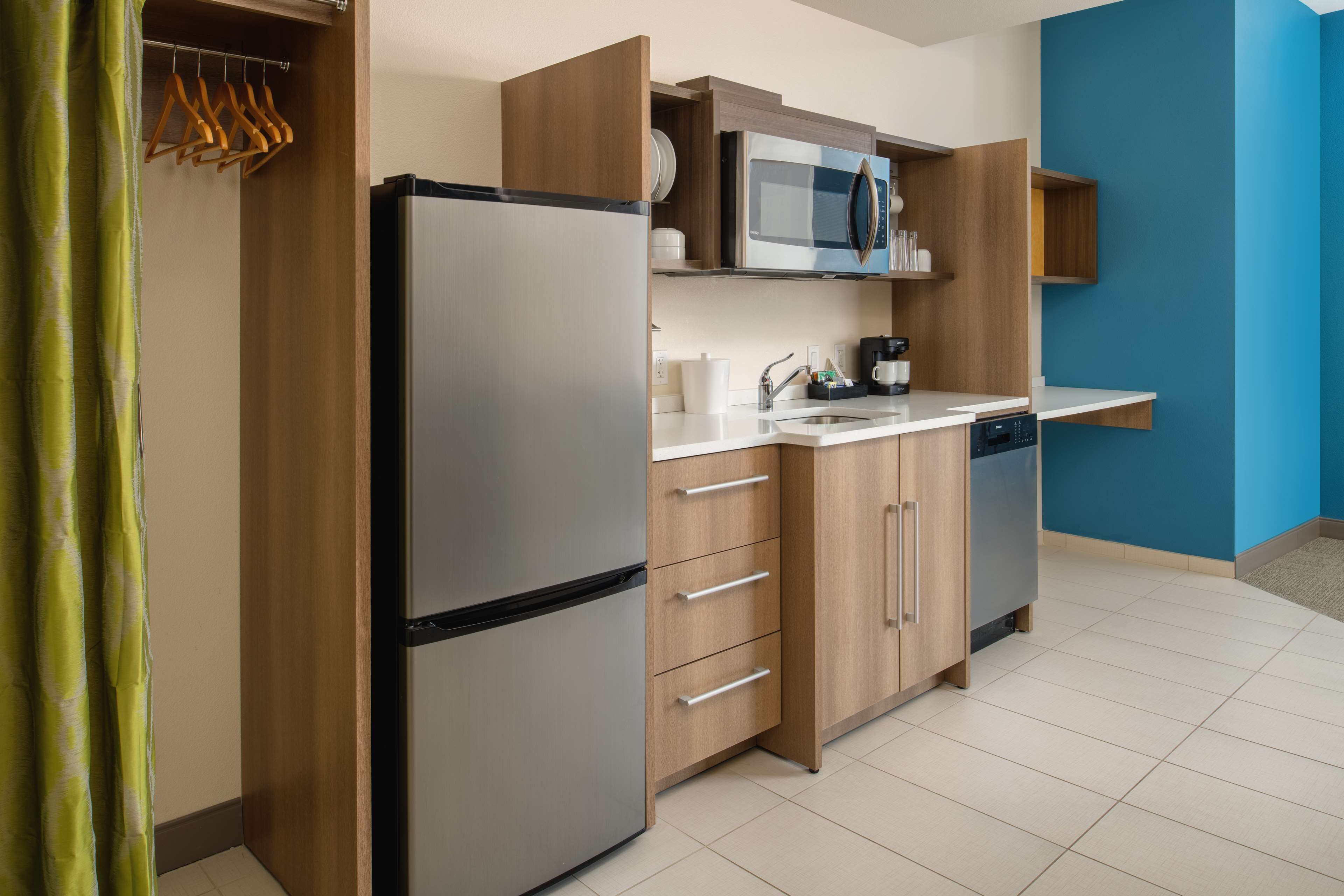 studio suite, 1 king bed, corner | private kitchen | fridge, microwave, dishwasher, cookware/dishes/utensils
