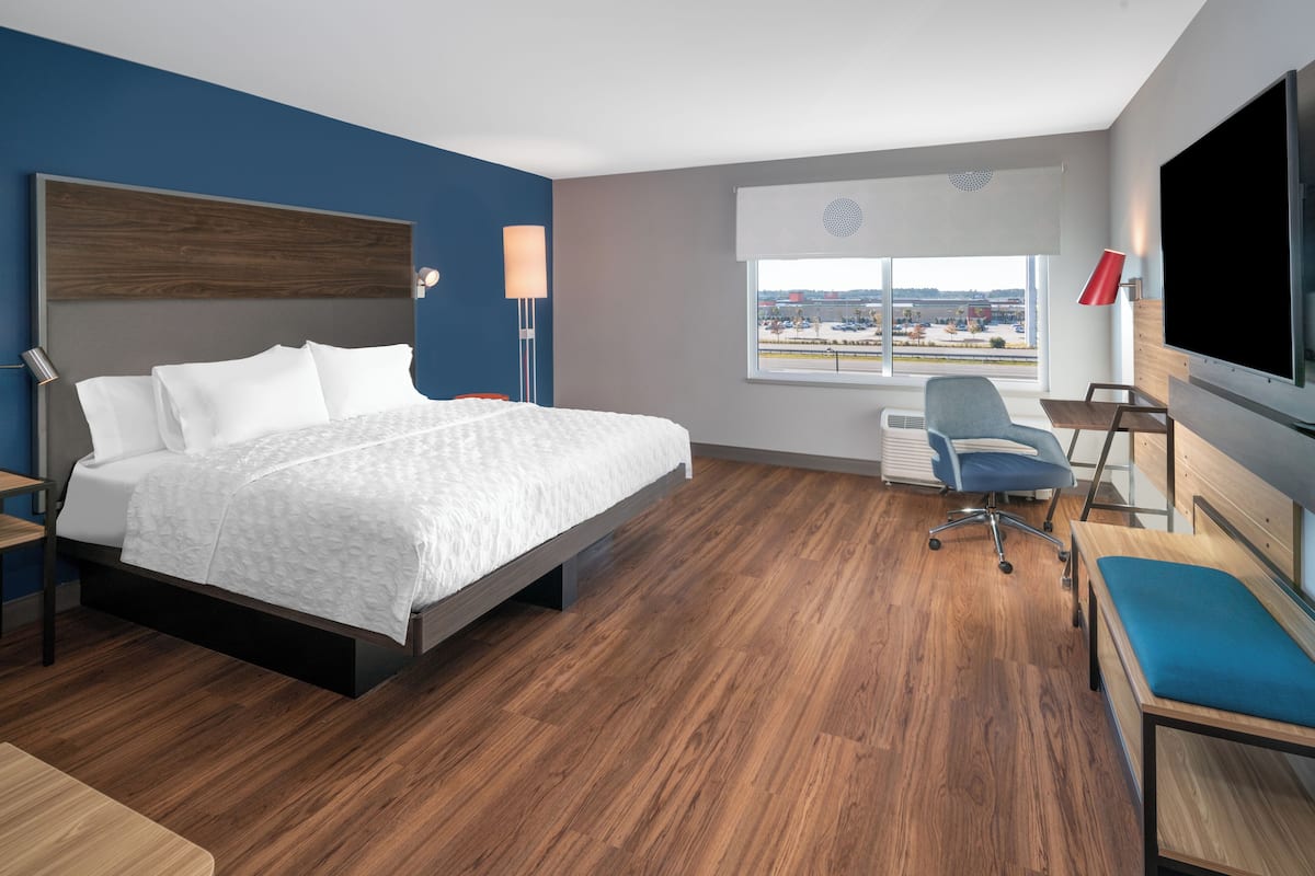 Espacio para trabajar con un portátil y cortinas opacas