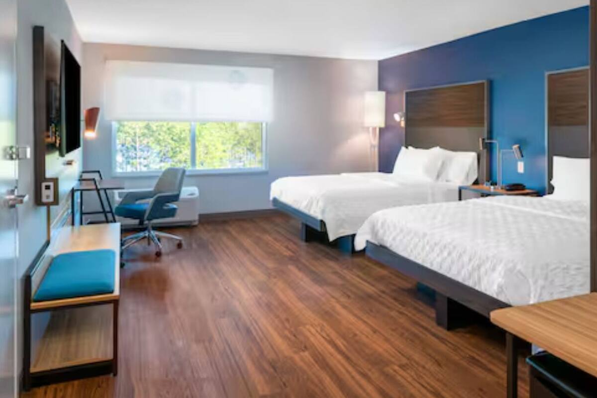 Espacio para trabajar con un portátil y cortinas opacas