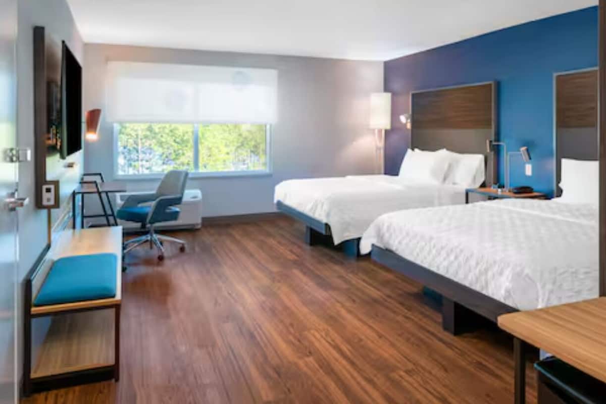 Espacio para trabajar con laptop y cortinas blackout