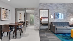 Een moderne hotelkamer met een zithoek, een bank en een bed.