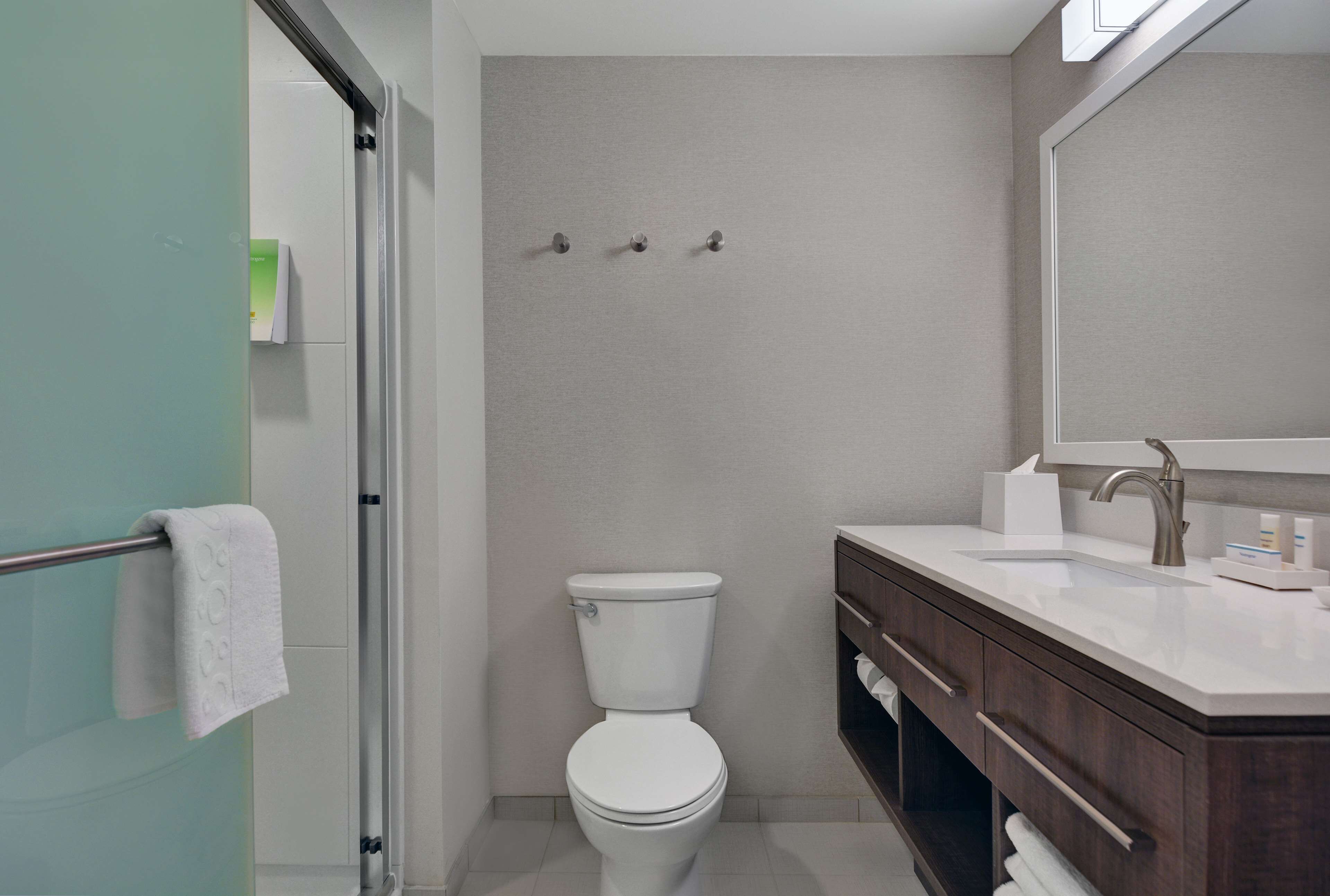 Un bagno con il water, un lavandino e uno specchio.