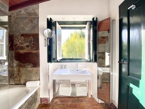 Combined shower/bathtub, hair dryer, bidet, towels