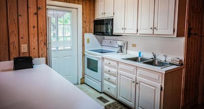 Delightful Pet friendly chalet steps away from Lake Innsbruck