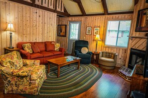 Téléviseur, foyer, table de baby-foot, table de ping-pong
