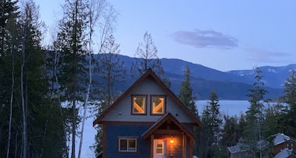 Driftwood Chalet overlooking Shuswap Lake, perfect for couples! Golf on-site!!