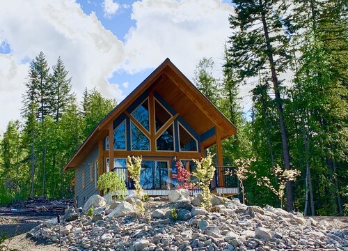 Cozy Driftwood Chalet with Lake and Mountain views, perfect for Couples!
