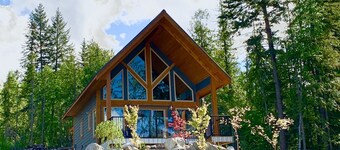 Cozy Driftwood Chalet with Lake and Mountain views, perfect for Couples!