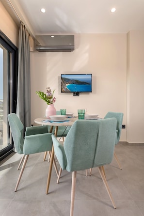 Deluxe Studio (Top Floor) | In-room safe, laptop workspace, blackout curtains, soundproofing - La Casa De Zante (Zakynthos)