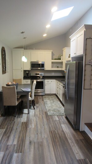 Frigorífico, microondas, horno y placa de cocina