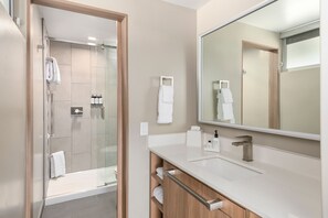 Sèche-cheveux, serviettes fournies