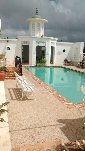 Outdoor pool - Geddes Great House (Claremont)