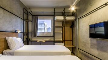 Apartamento, 2 camas de solteiro | Escrivaninha, cortinas blackout, quartos à prova de som