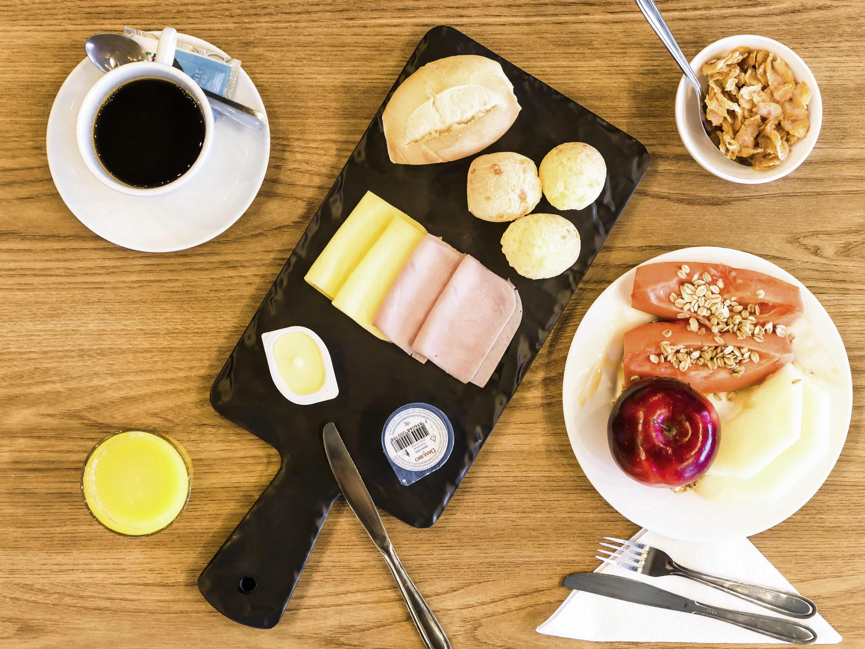 Bữa sáng buffet hàng ngày với phụ phí nhỏ 
