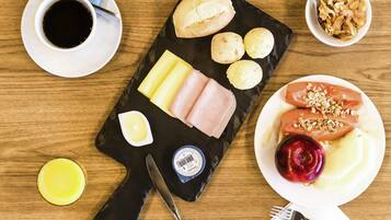 Bữa sáng buffet hàng ngày với phụ phí nhỏ