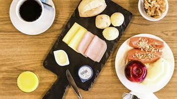 Daily buffet breakfast (BRL 32 per person)