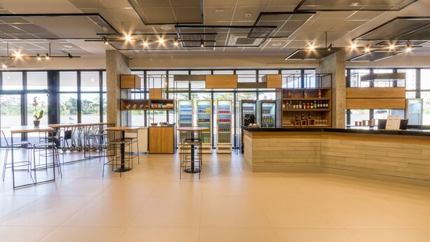 A spacious cafe with high ceilings, large windows, and a variety of seating options including tables and chairs. - Ibis Ribeirao Preto Vila do Golf Hotel (Ribeirão Preto)